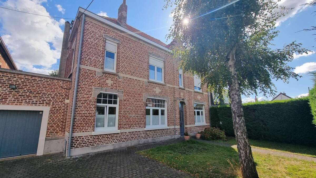 Maison bourgeoise de caractère  sur 3 niveaux–7 chambres – 2 salles d'eau,2 WC  Idéale pour une grande famille ou un investisseu - photo 2