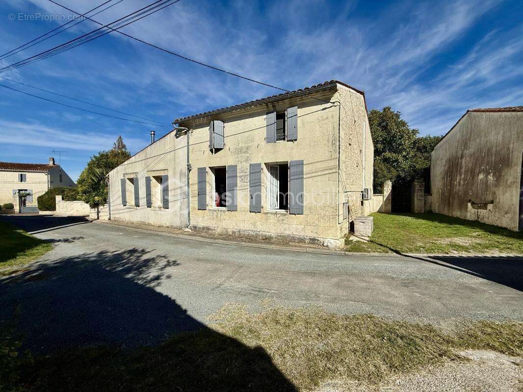 Maison à NIEUL-LES-SAINTES