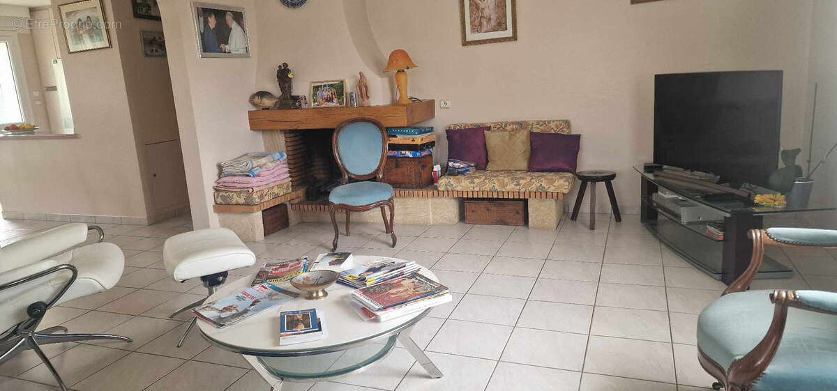 A saisir Maison bourgeoise composée de 2 appartements avec de nombreuses dépendances et  un grand terrain de 1 - photo 6