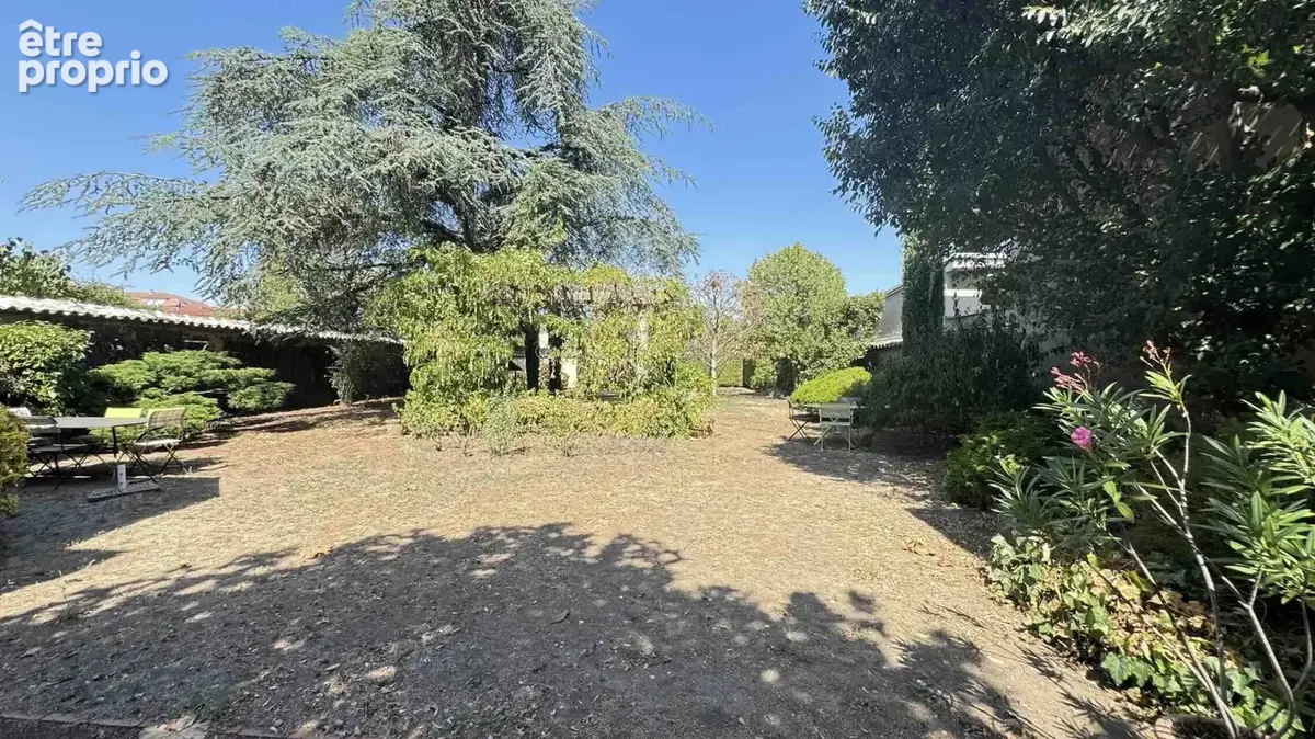 EXCLUSIVITÉ LYON 3 - RARE propriété sans vis-à-vis sur grand jardin plat et clôturé - photo 2