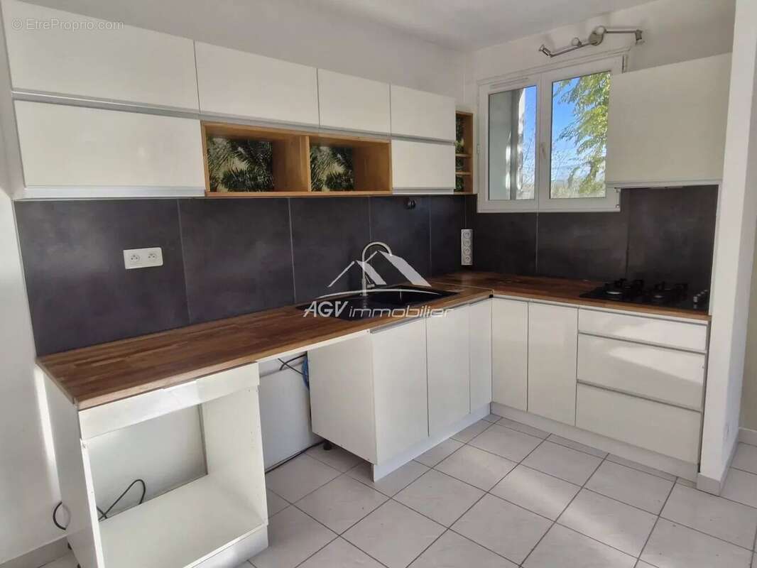 A Saint-Hilaire-De-Brethmas maison avec deux appartements, garage et jardin - photo 4
