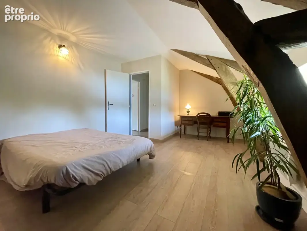 Maison ancienne rénovée avec 4 chambres, dépendances et terrain - photo 24