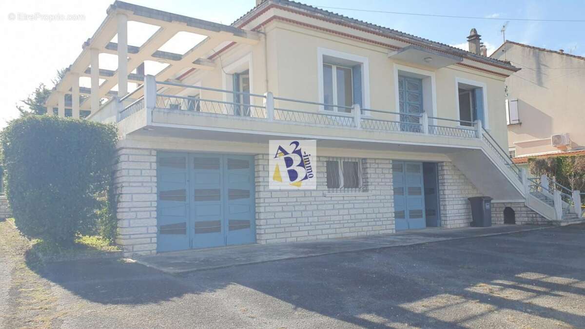 Maison à MAGNAC-SUR-TOUVRE