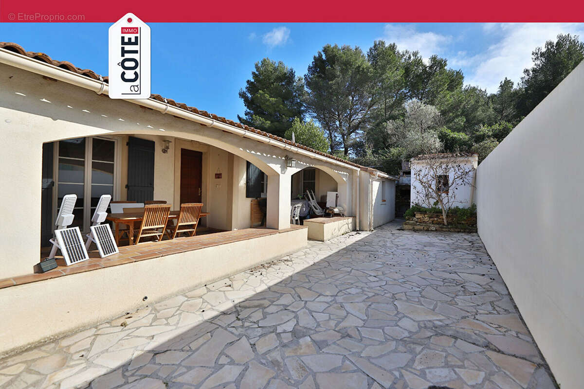 Maison à SAINT-MITRE-LES-REMPARTS