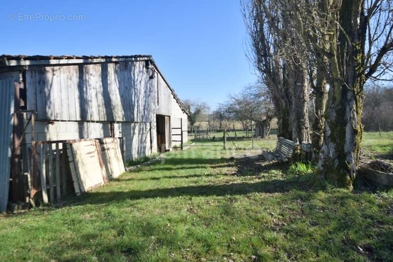 Demeure en pierre du XVIIIe siècle - poutres apparentes - 3 chambres - 2 boxes à chevaux - 18 000m2 de terrain - proche de MARMA - photo 27