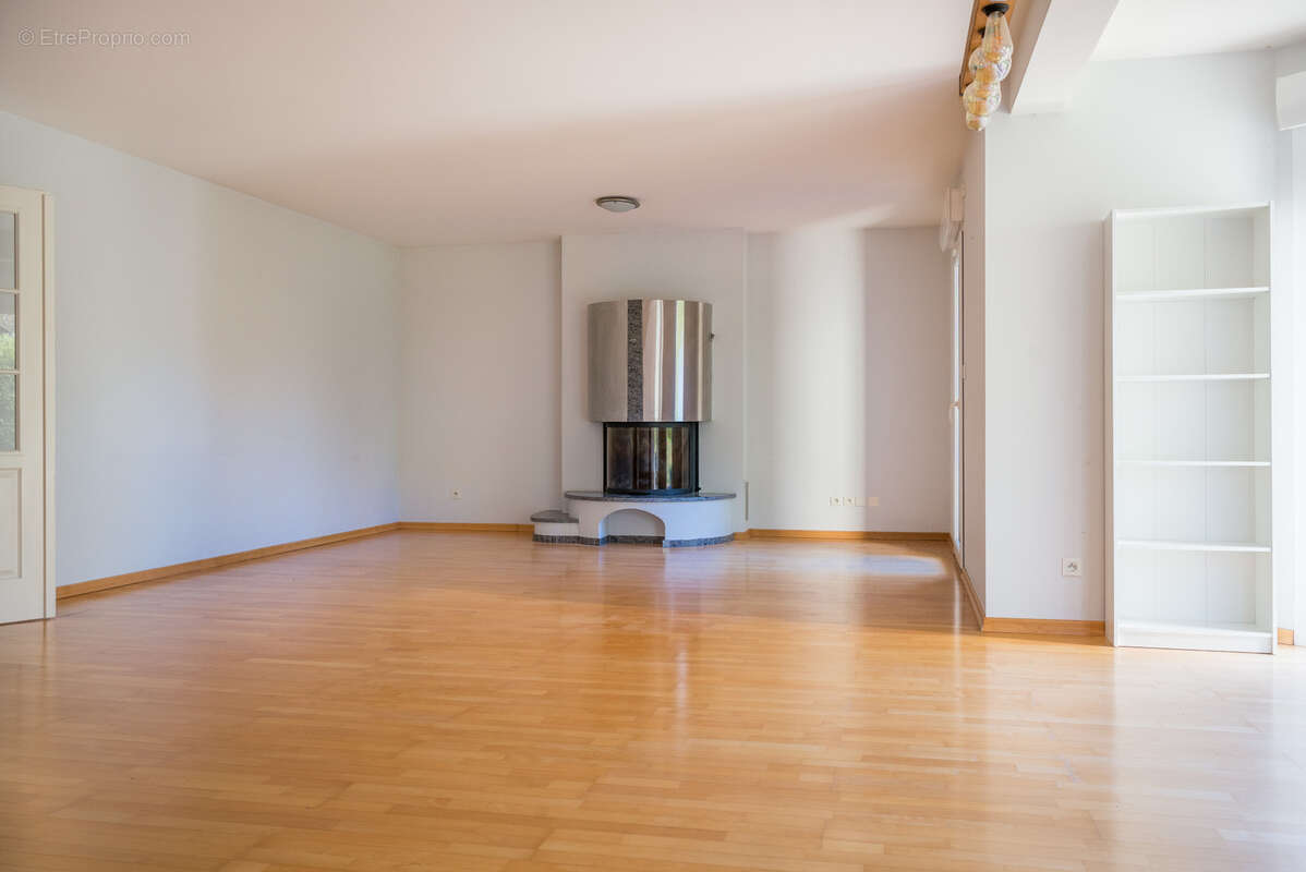 Maison à SAINT-GENIS-POUILLY