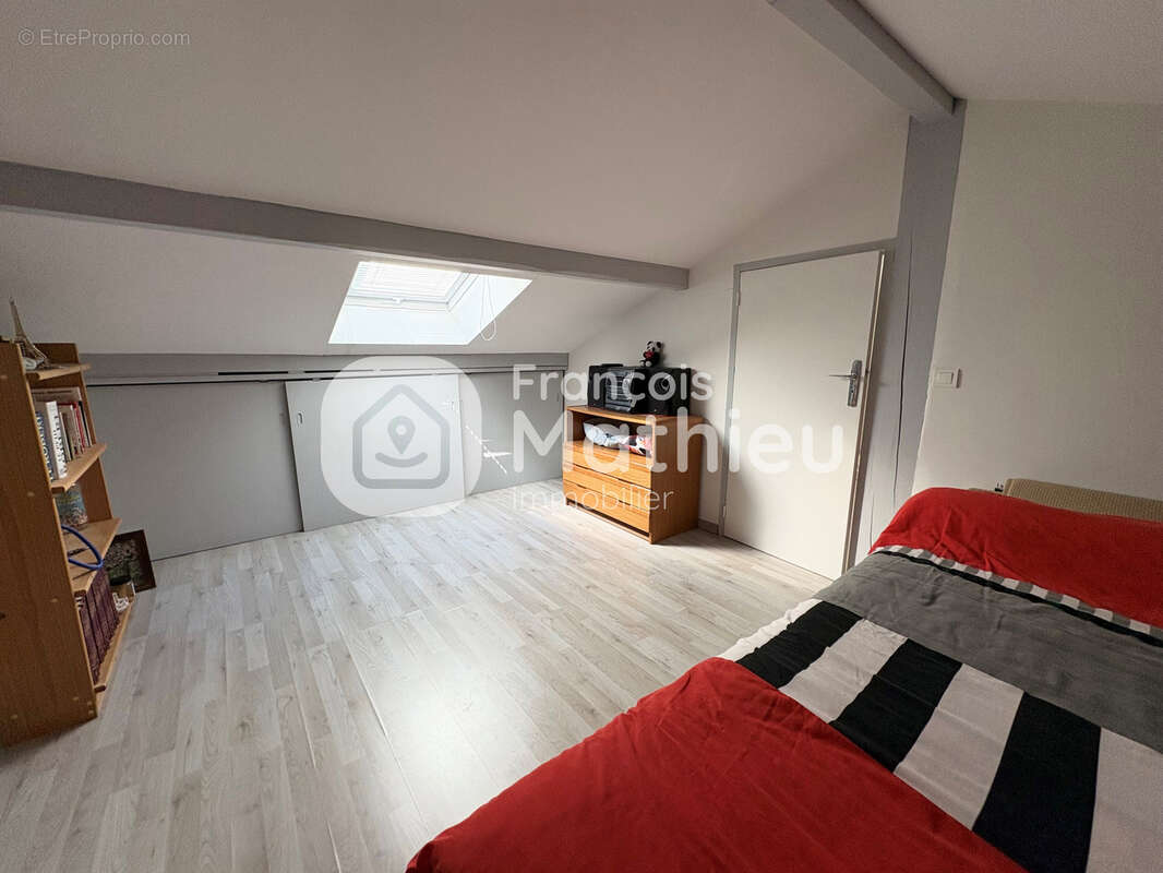 Villars les Dombes : maison beaujolaise 117m2 hab - 5 pièces - garage - 792m2 de terrain avec piscine semi-ent - photo 11