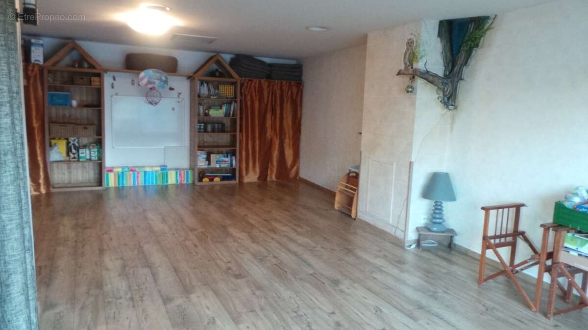 Grande pièce d&#039;activitées - Commerce à GRESY-SUR-AIX