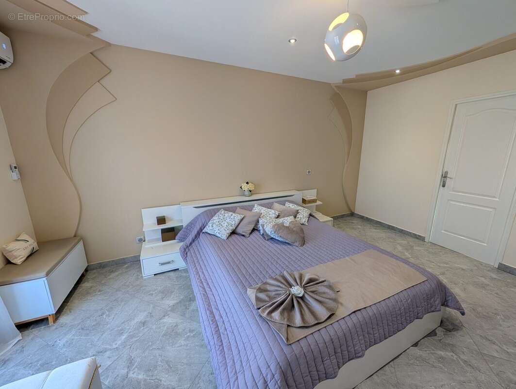 Maison à LES CLAYES-SOUS-BOIS