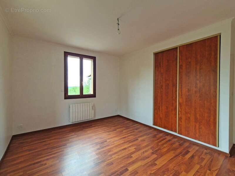 A vendre CRAYSSAC (46) Maison familiale 8 pièces de 200m² habitables - 5 chambres - 2 Vérandas - Terrain de 8000 m² - photo 14