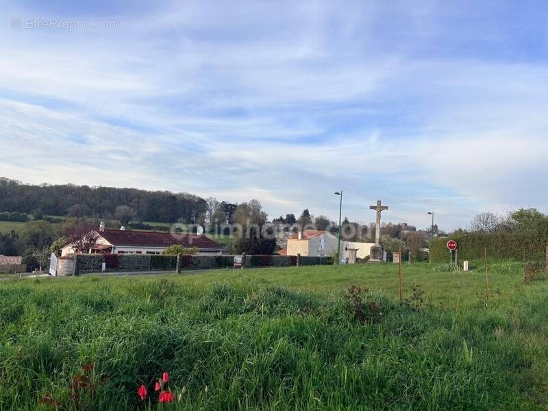 Terrain à SAINT-MICHEL-LE-CLOUCQ
