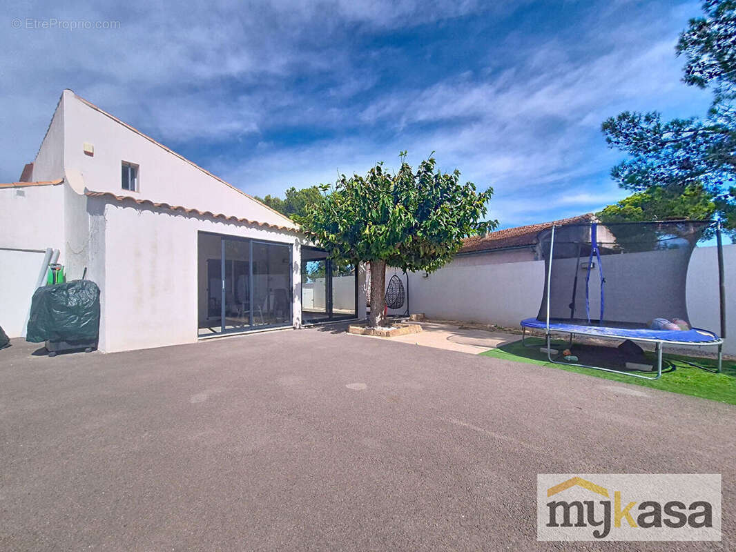 Maison à SAINT-MITRE-LES-REMPARTS