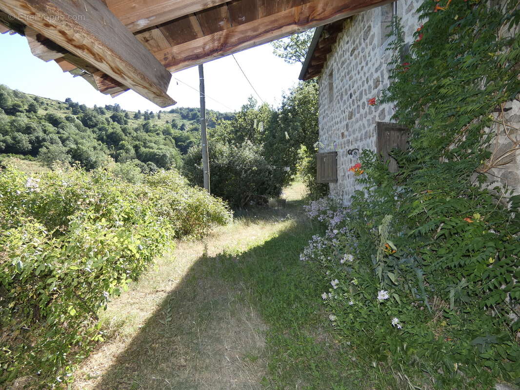 Belle et grande maison en pierre du 19 eme siècle à MEZILHAC (07 - photo 2