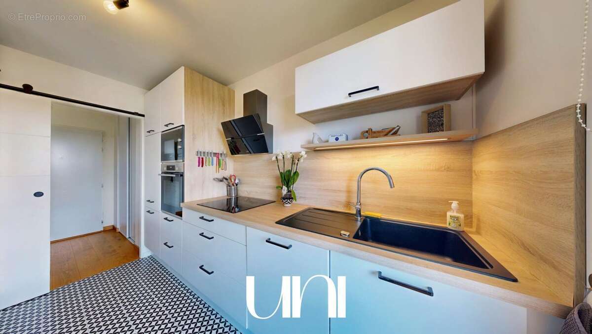 Appartement 5 pièces de 98 m2 avec caves, balcon, ascenseur et parkings - CAEN Saint-Gilles - photo 2