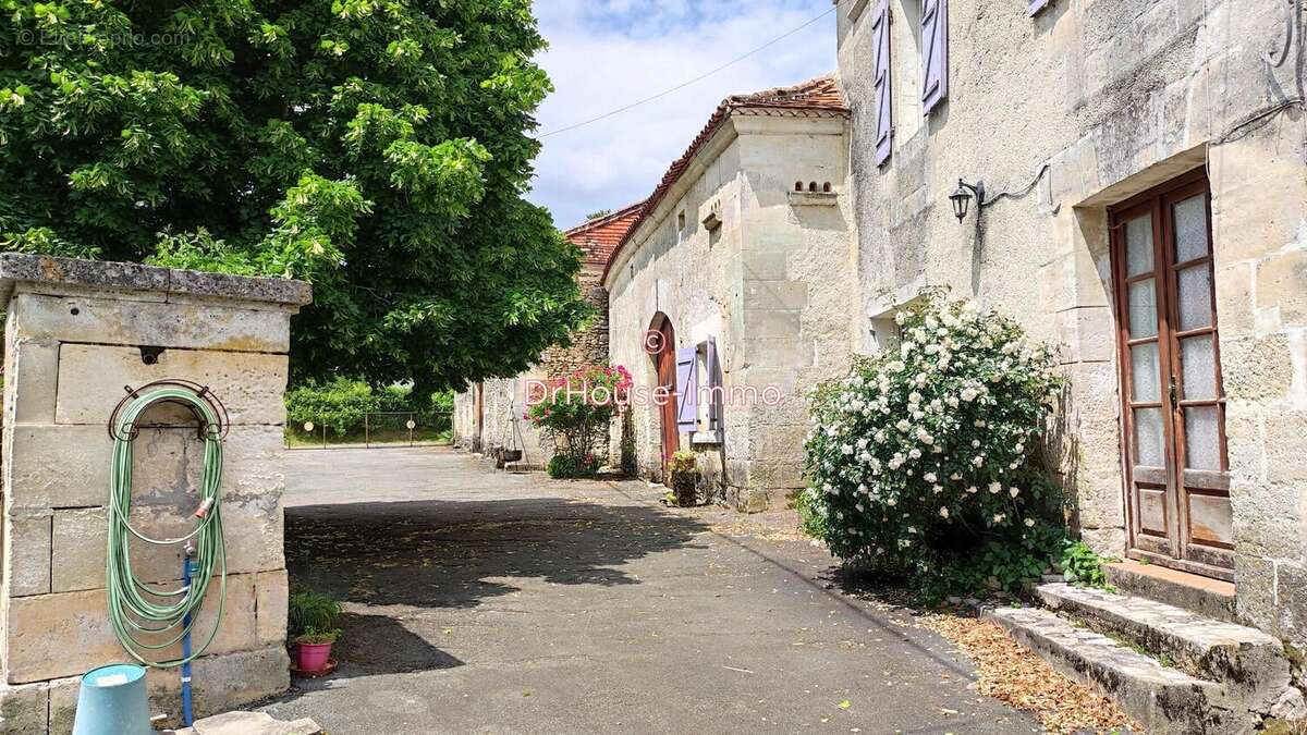 Maison à LA TOUR-BLANCHE