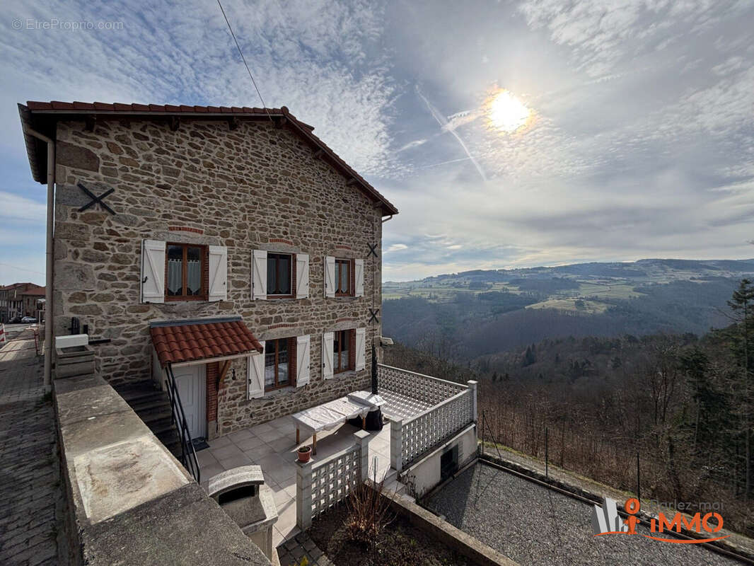 Maison à SAINT-GEORGES-EN-COUZAN