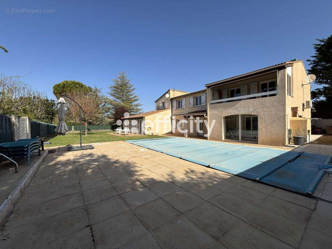 Maison à SIMIANE-COLLONGUE