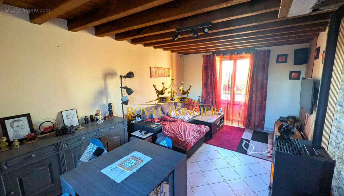 Séjour avec poêle à granulés - Maison à MANTHELAN