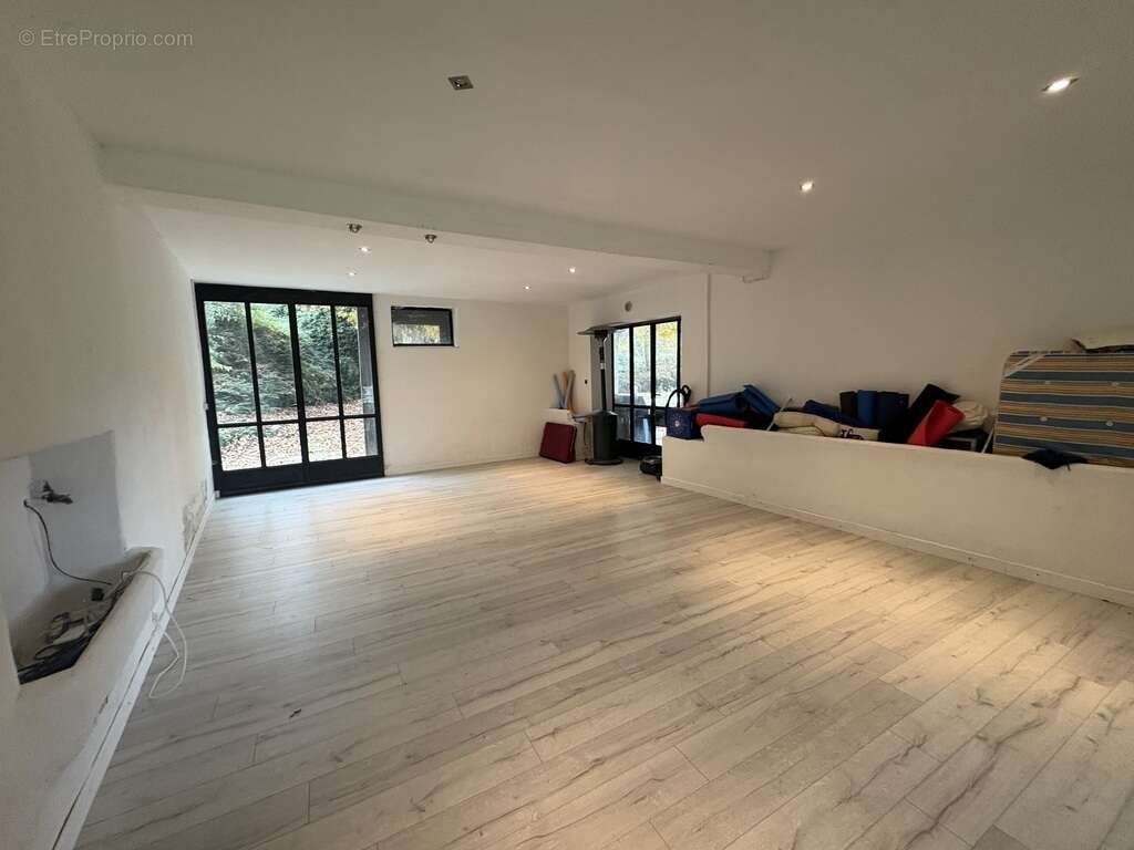 Commerce à ROCHEFORT-EN-VALDAINE