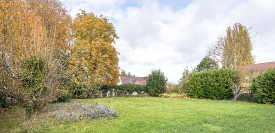 Terrain à LE TREMBLAY-SUR-MAULDRE