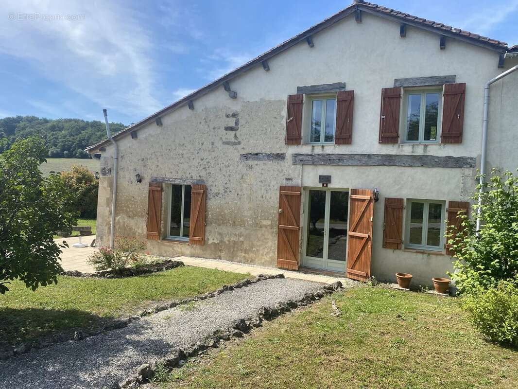 Maison à MONTIGNAC-LE-COQ
