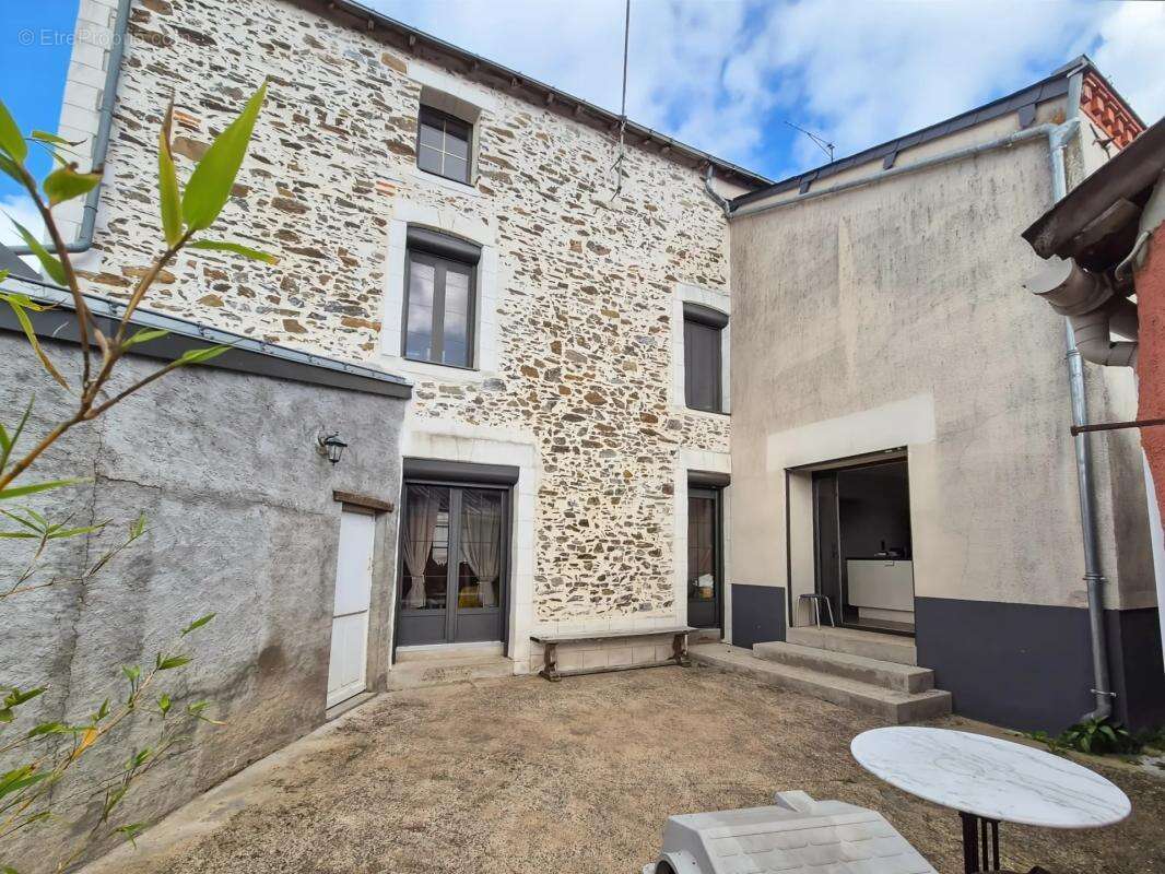 Maison à MONTREVAULT
