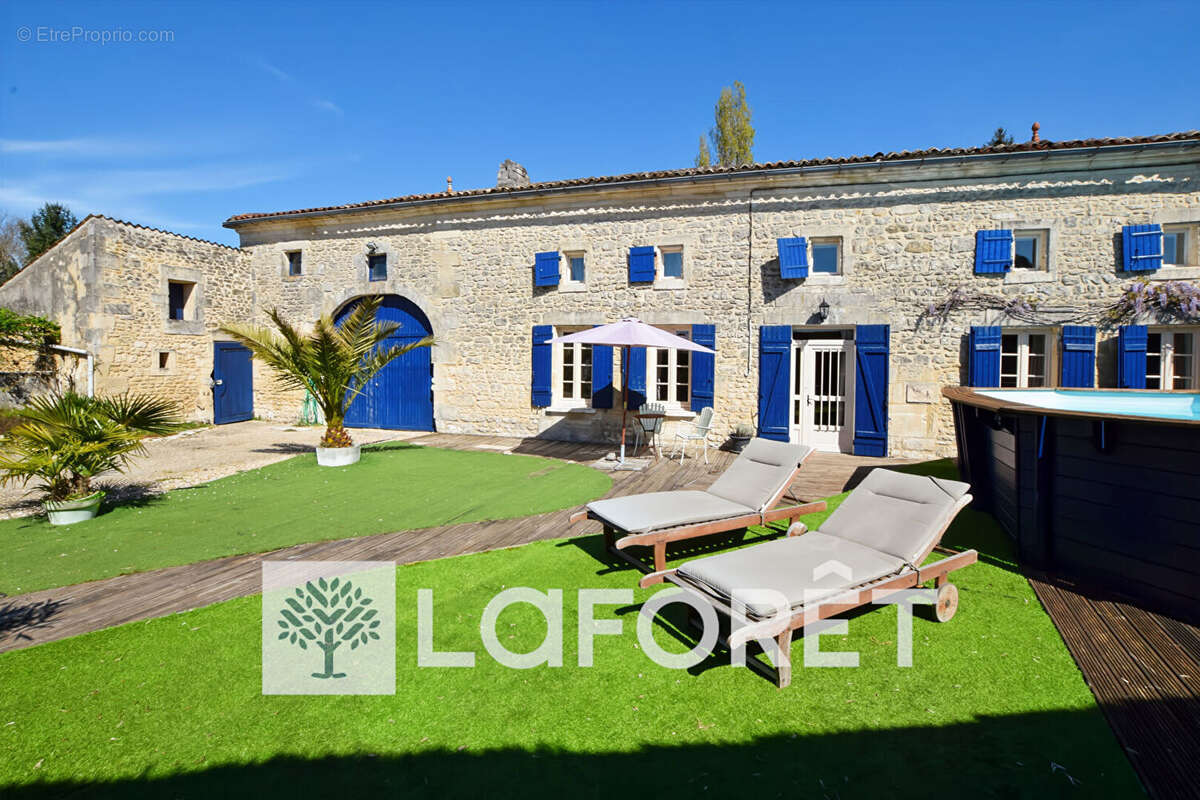 Maison à SAINT-GENIS-DE-SAINTONGE