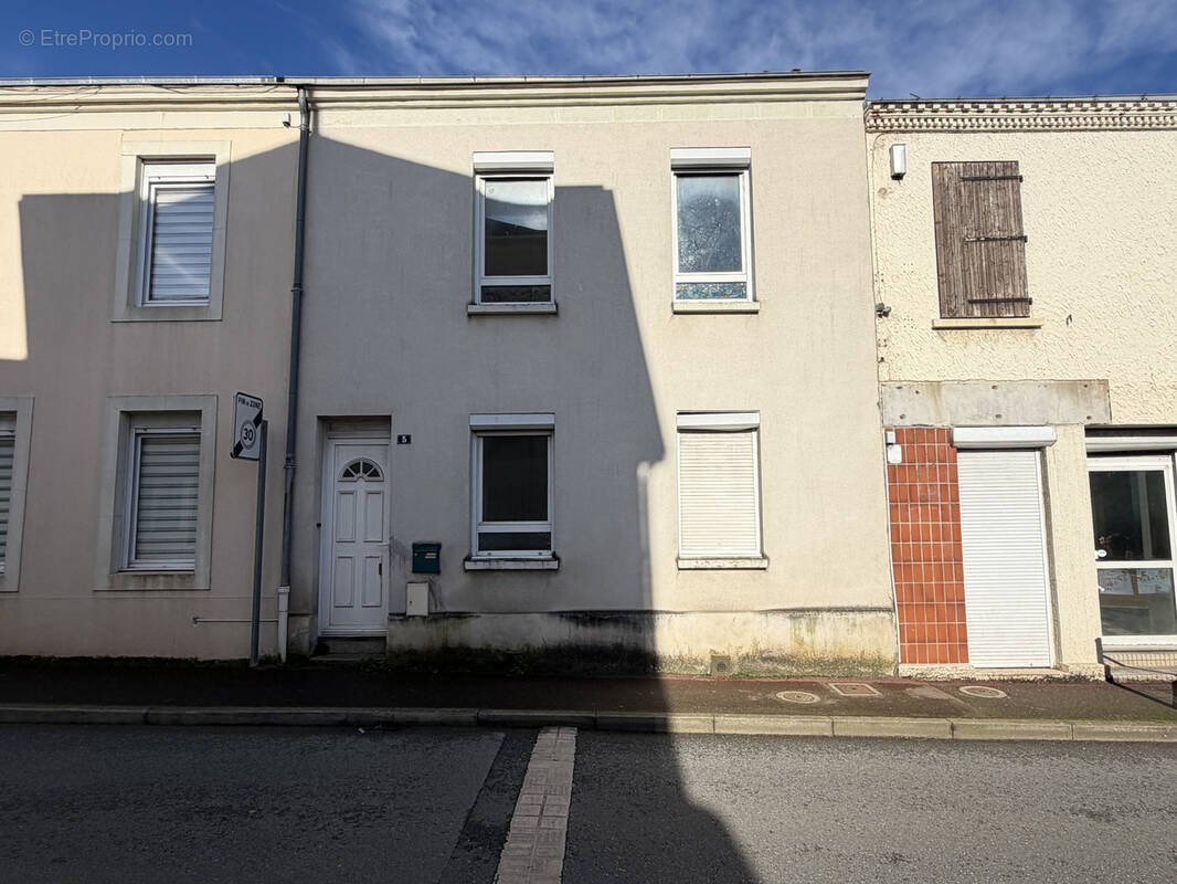 Maison à MONTREVAULT