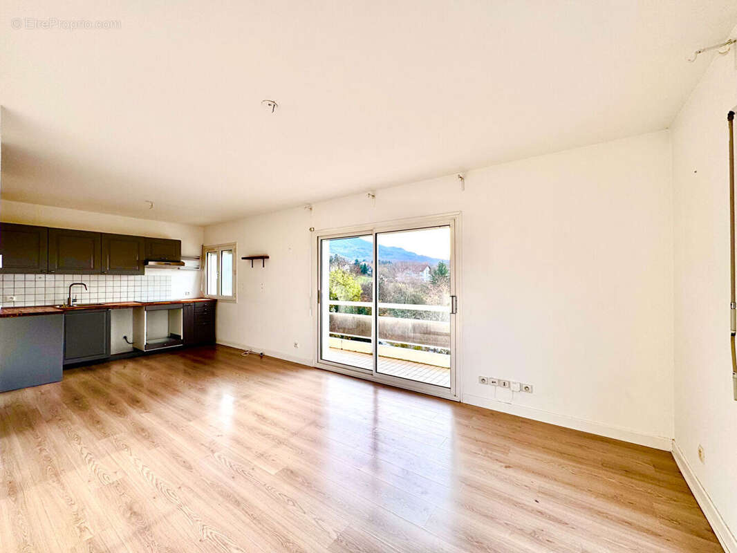 Appartement à COLLONGES-SOUS-SALEVE