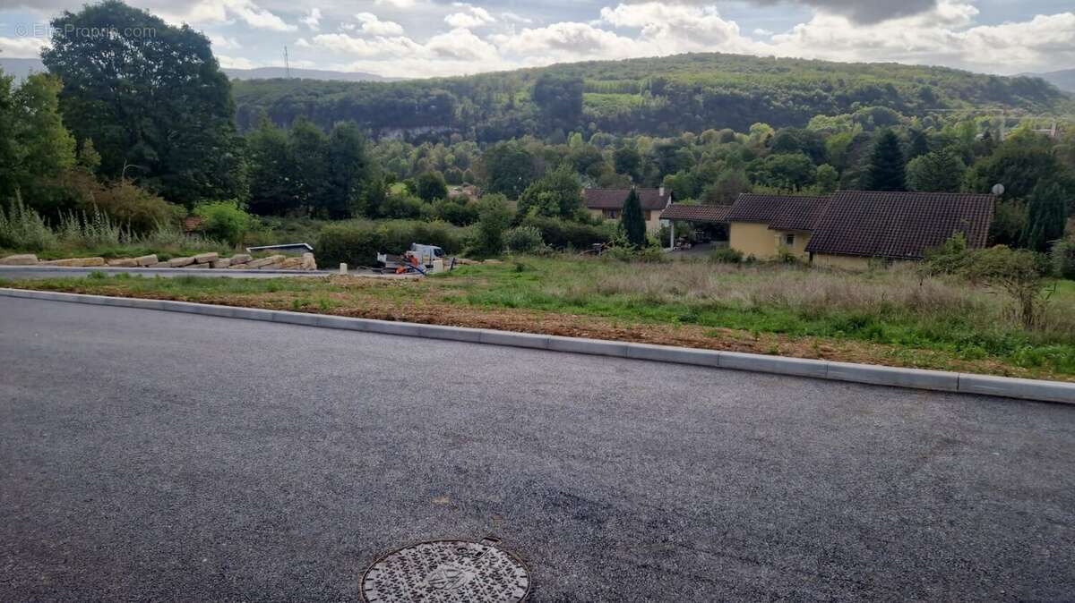 Terrain à NEUVILLE-SUR-AIN
