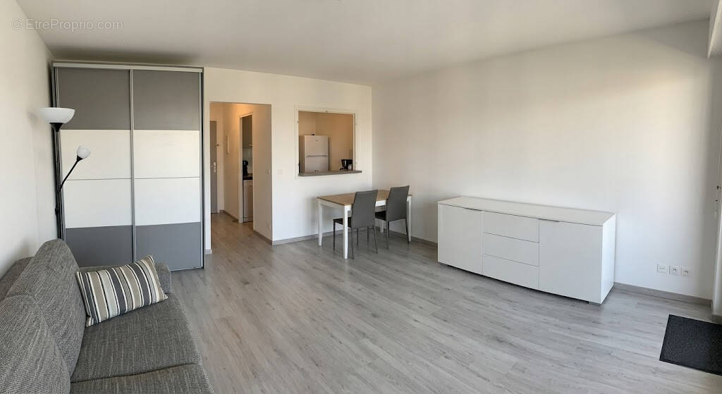 Appartement à SAINT-LAURENT-DU-VAR
