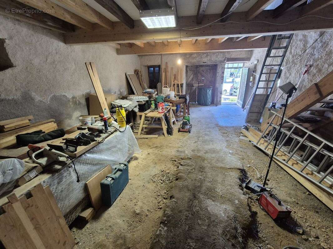Maison de 380 m² à rénover avec jardin de 529 m². - photo 9