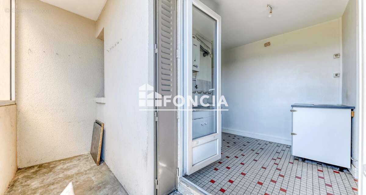 T4 61 m2 avec cave et parking secteur Parilly - photo 4