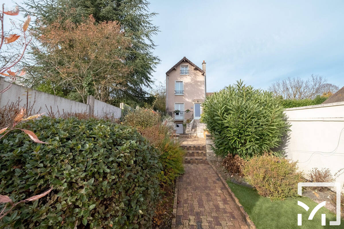 Maison à LE MESNIL-LE-ROI