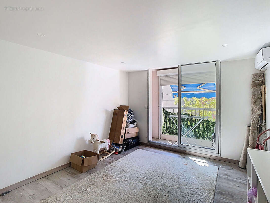 Appartement à BAGNOLS-SUR-CEZE