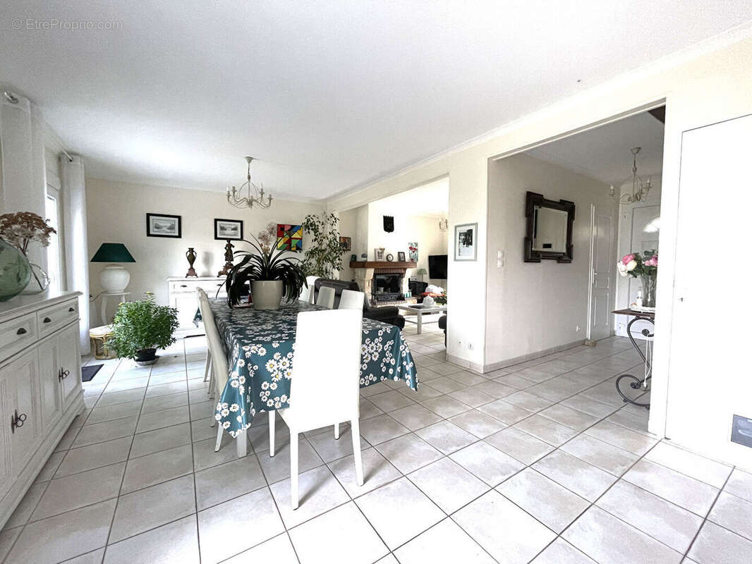 COMPROMIS SIGNE A L'AGENCE  Maison idéalement située de 5/6 pièces de  117 m² habitables sur un terrain de 600m² - photo 2