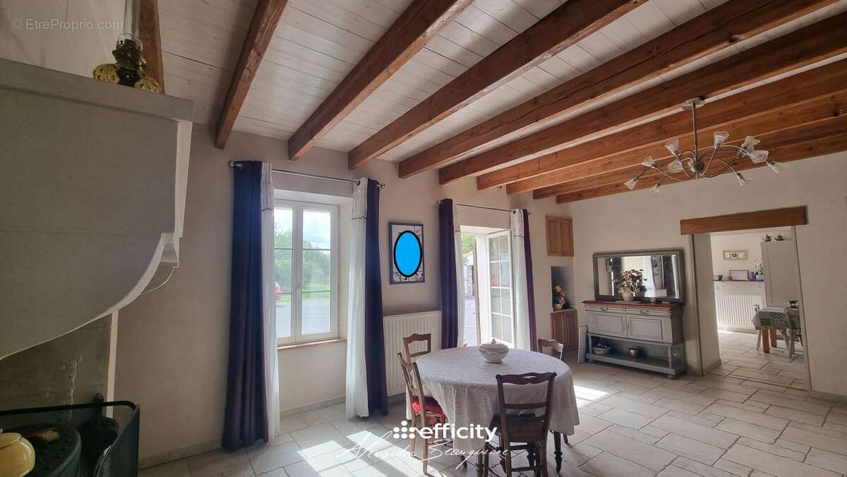 Maison à FAYE-SUR-ARDIN