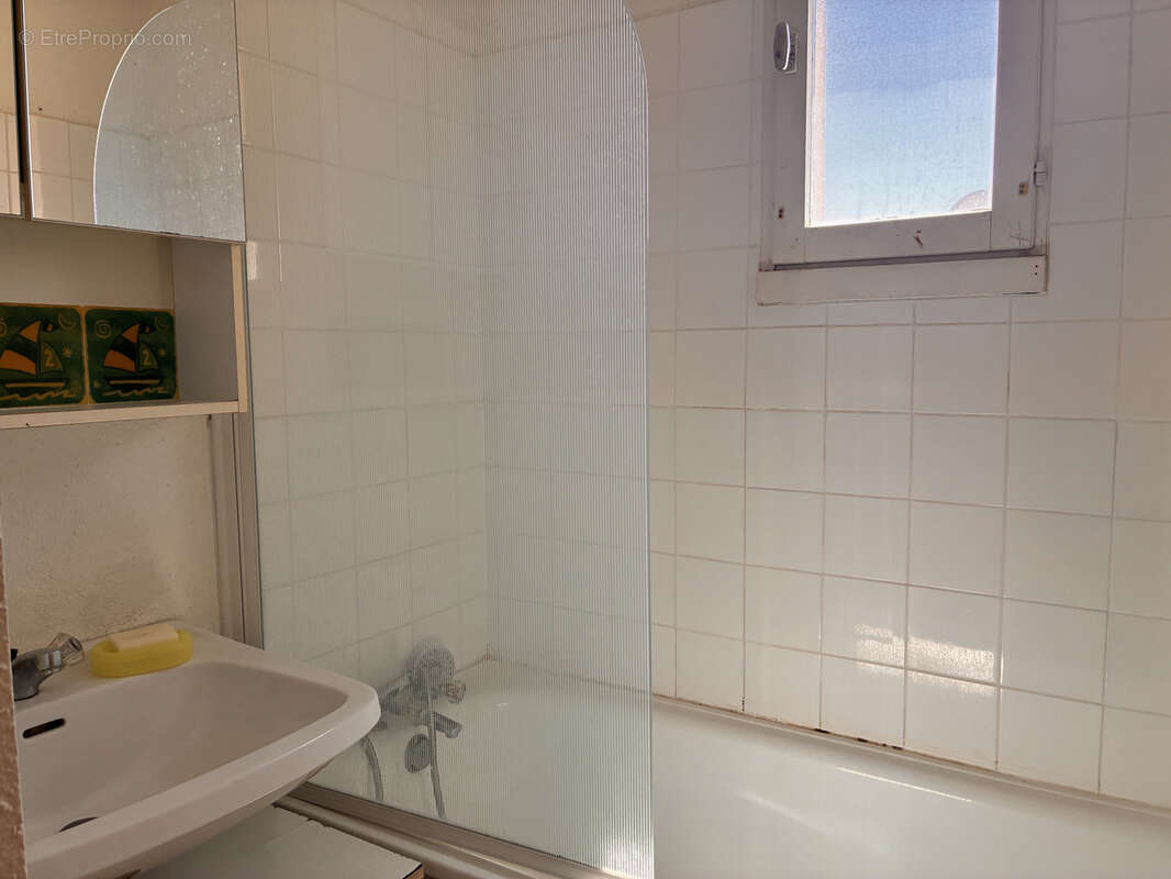 GRUISSAN RIVE DROITE, EN EXCLUSIVITE, Appartement de type studio cabine avec terrasse et place de parking priv - photo 5