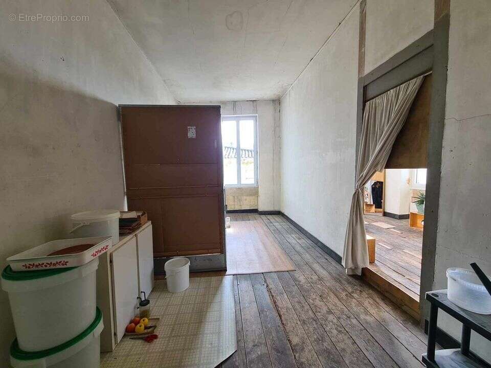 IMMEUBLE PAUILLAC CENTRE 2 ETAGES A RENOVER