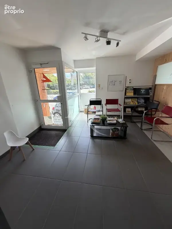 VIRIAT limite BOURG local commercial, d'activité ou de bureaux 208 m² divisibles - photo 2