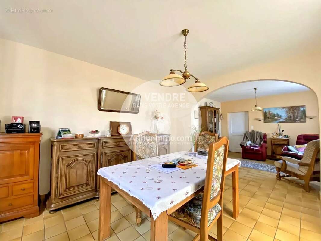 200 m du centre, maison de plain-pied avec dépendances - photo 3