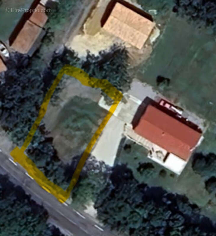 Terrain à SAINT-LAURENT-DE-LA-PREE