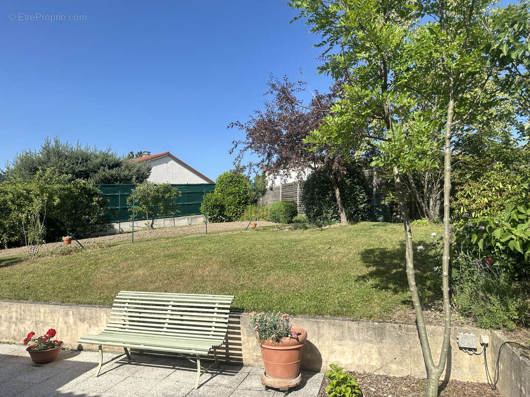 Maison à LE CHAMBON-FEUGEROLLES