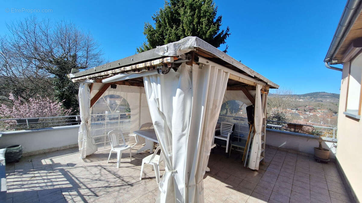 Maison à SAINT-GENES-CHAMPANELLE