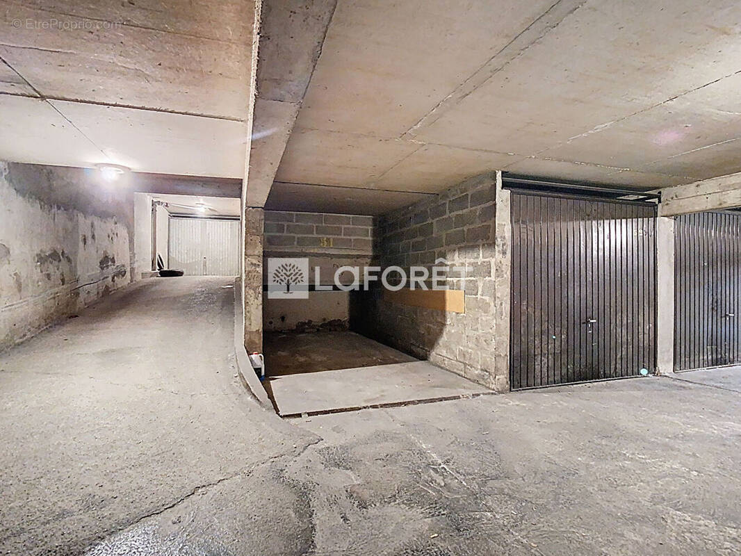 Parking à PARIS-15E