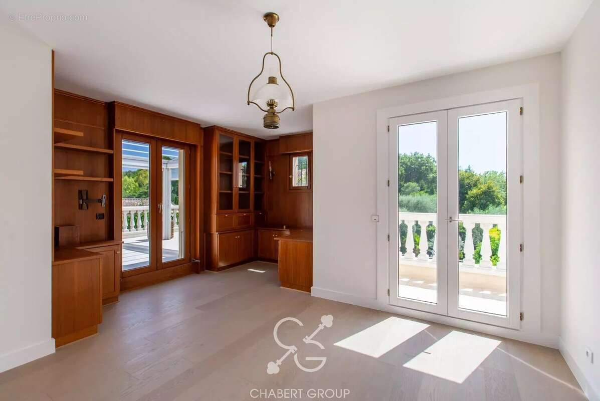 Villefranche-sur-mer - villa - 8 pièces - 200 m² - piscine - terrain de 1 500 m² - terrasses - stationnements - photo 9
