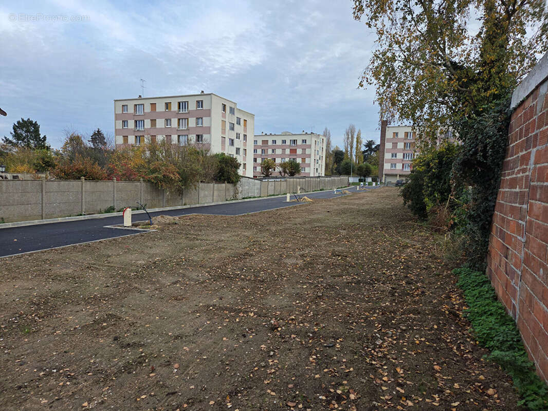 Terrain à MANTES-LA-VILLE