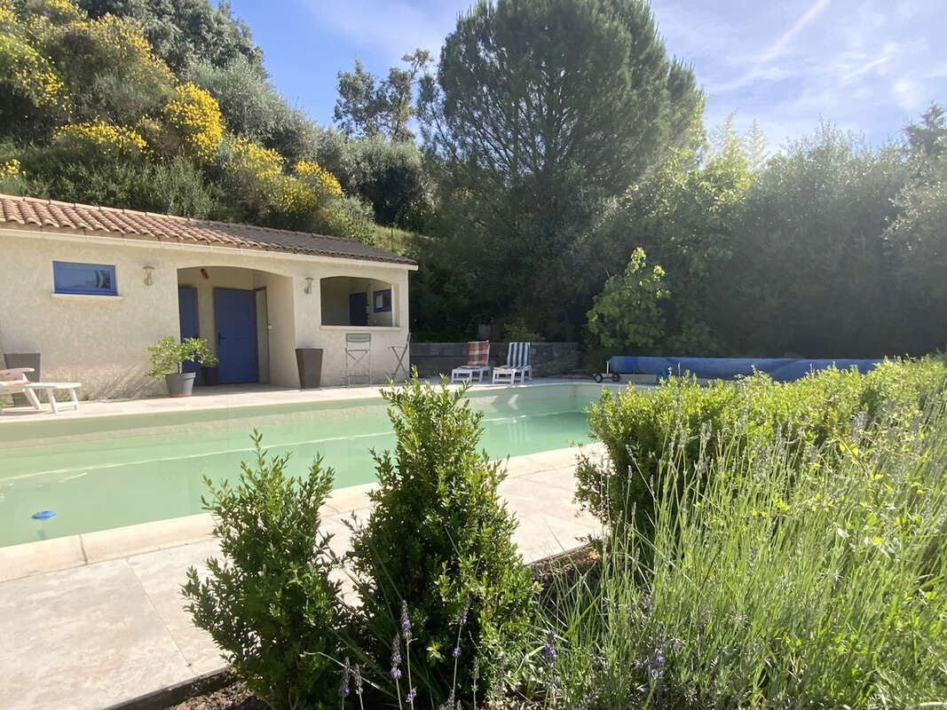 Villa de plain pied au calme , terrain avec piscine et vue dégagée. - photo 3