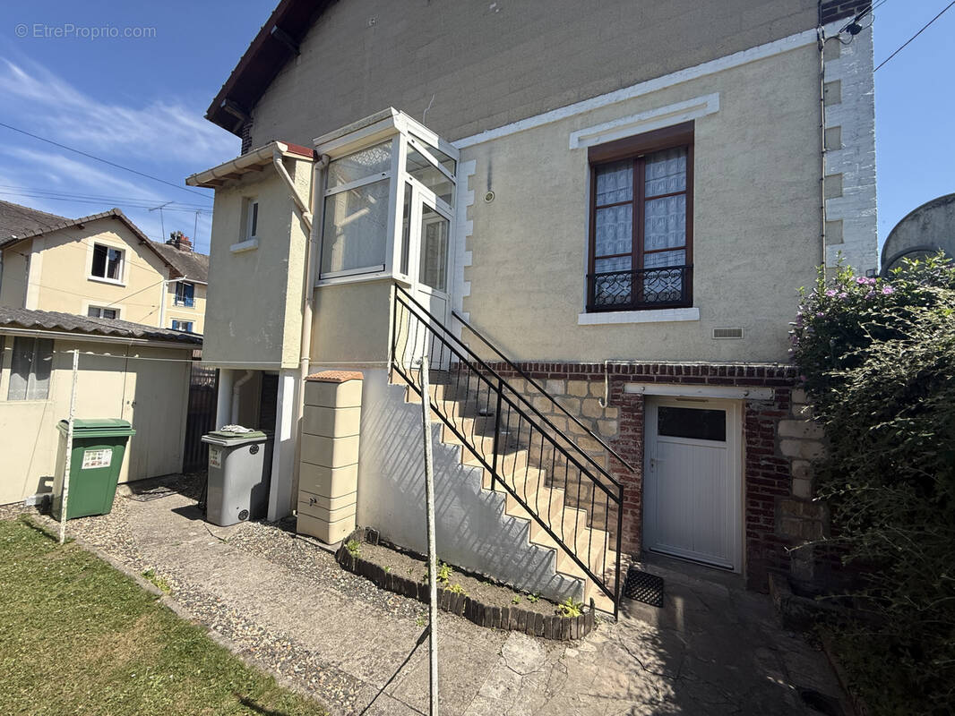Maison à THIVERNY