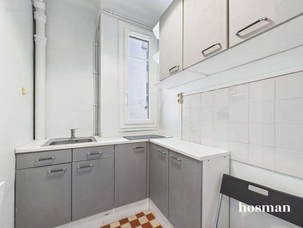 Studio avec cuisine séparée de 24 m² - avec ascenseur et cave - Rue Turgot, Paris 9ème - photo 5
